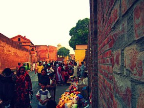 Bazaar outside Lahore Fort